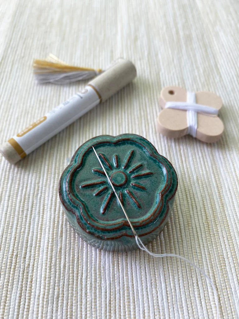 Awaji Kawara magnetic Needle Rest with Needle Polisher - Green