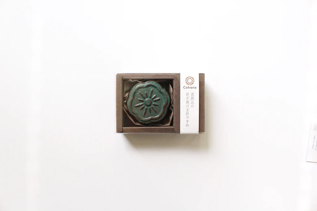 Awaji Kawara magnetic Needle Rest with Needle Polisher - Green